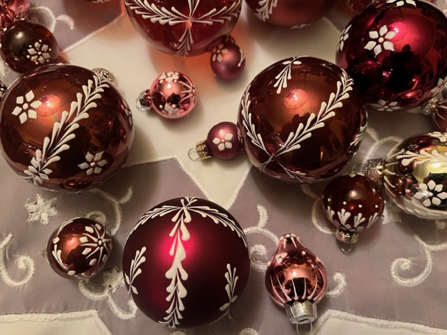 Weihnachtskugeln mit Wachs verzieren