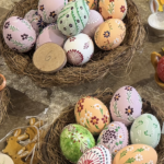 Ostereier mit Wachs verzieren